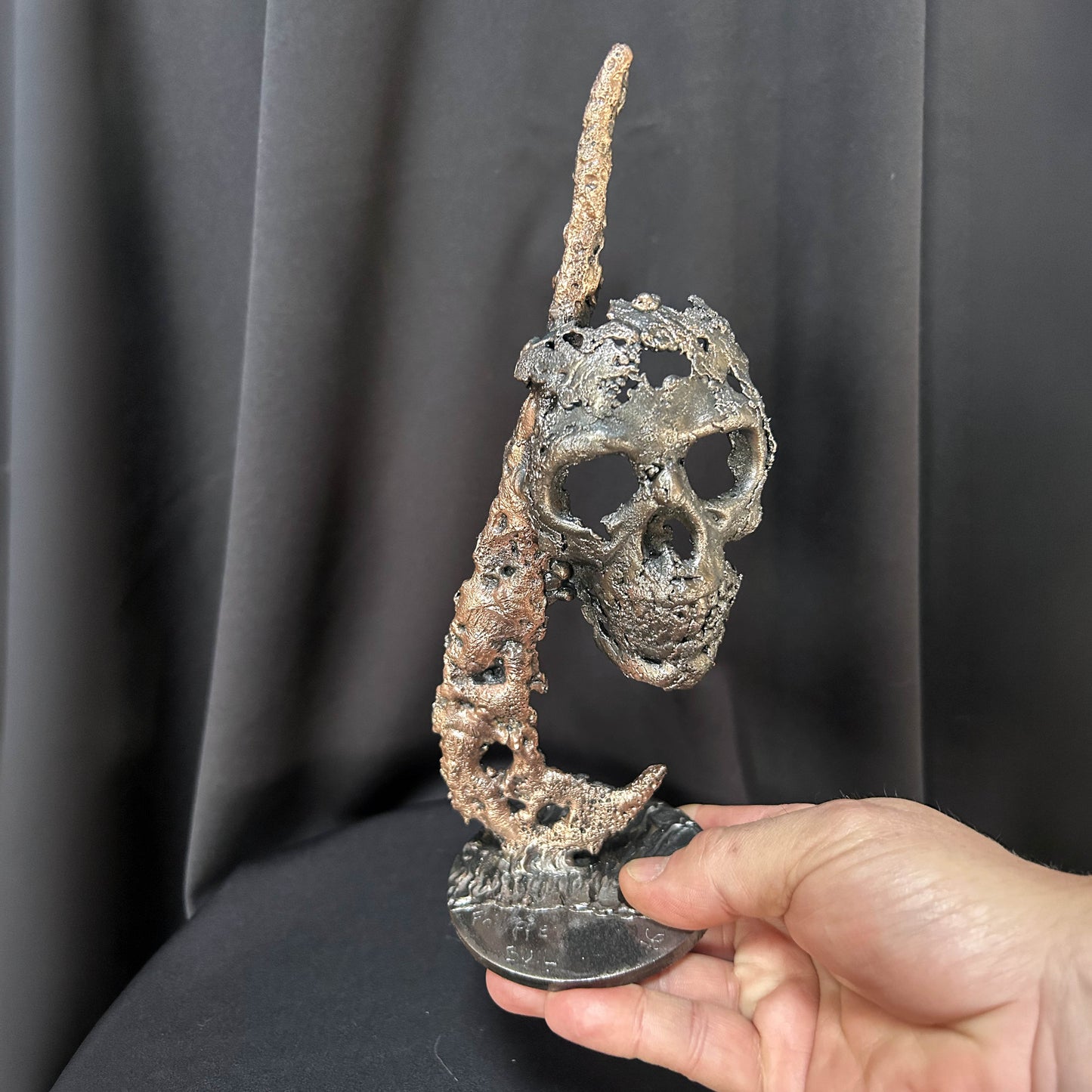 Mueble de baño suspendido – Escultura de calavera en encaje de metal