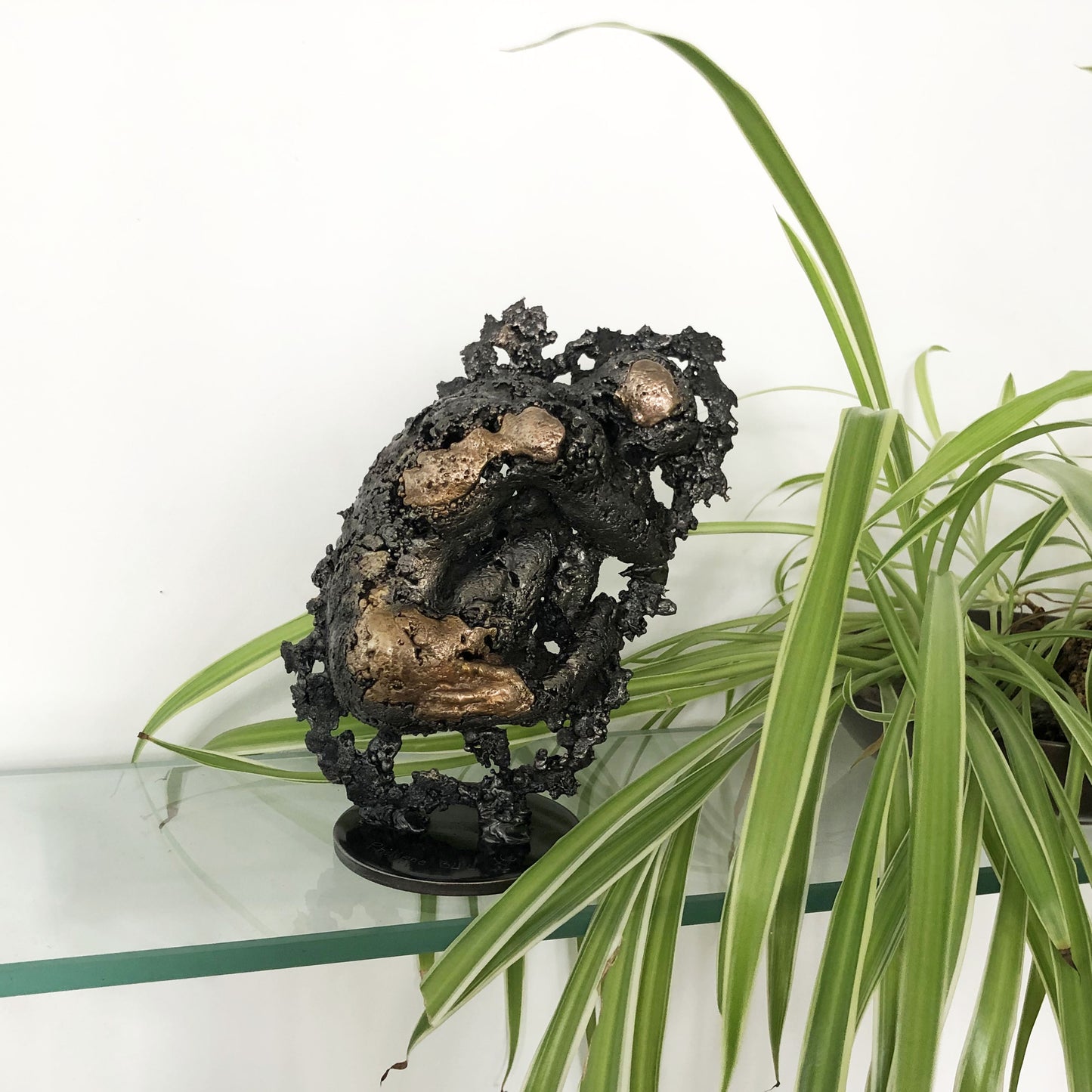 Cette sculpture unique de Philippe Buil représente un corps d’homme en méditation, réalisé en dentelle de métal mêlant acier et bronze.