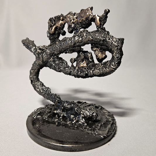 Sculpture de Philippe Buil représentant le signe astrologique du Poisson en dentelle de métal. Symbole de la sensibilité et la fuidité du signe des Poissons.