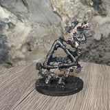 Sculpture représentant le symbole du feu réalisée en dentelle de métal. 
Une métaphore de la transformation, de la passion et de l'énergie créatrice.
