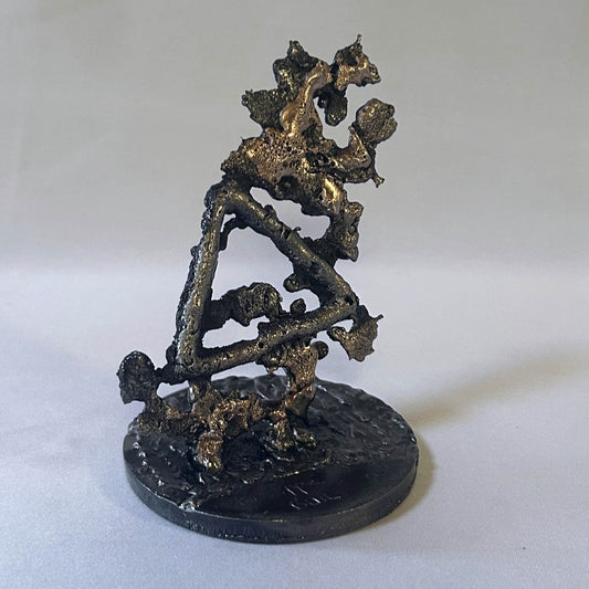 Sculpture représentant le symbole du feu réalisée en dentelle de métal.
Une métaphore de la transformation, de la passion et de l'énergie créatrice.