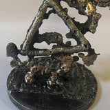 Sculpture représentant le symbole du feu réalisée en dentelle de métal. 
Une métaphore de la transformation, de la passion et de l'énergie créatrice.