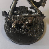 Sculpture représentant le symbole du feu réalisée en dentelle de métal. 
Une métaphore de la transformation, de la passion et de l'énergie créatrice.