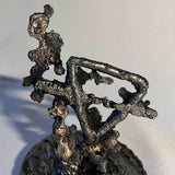 Sculpture représentant le symbole de la terre réalisée en dentelle de métal.
Le symbole de la Terre, représenté avec délicatesse et légèreté, nous rappelle la beauté et la fragilité de notre environnement.