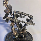 Sculpture représentant le symbole de la terre réalisée en dentelle de métal.
Le symbole de la Terre, représenté avec délicatesse et légèreté, nous rappelle la beauté et la fragilité de notre environnement.