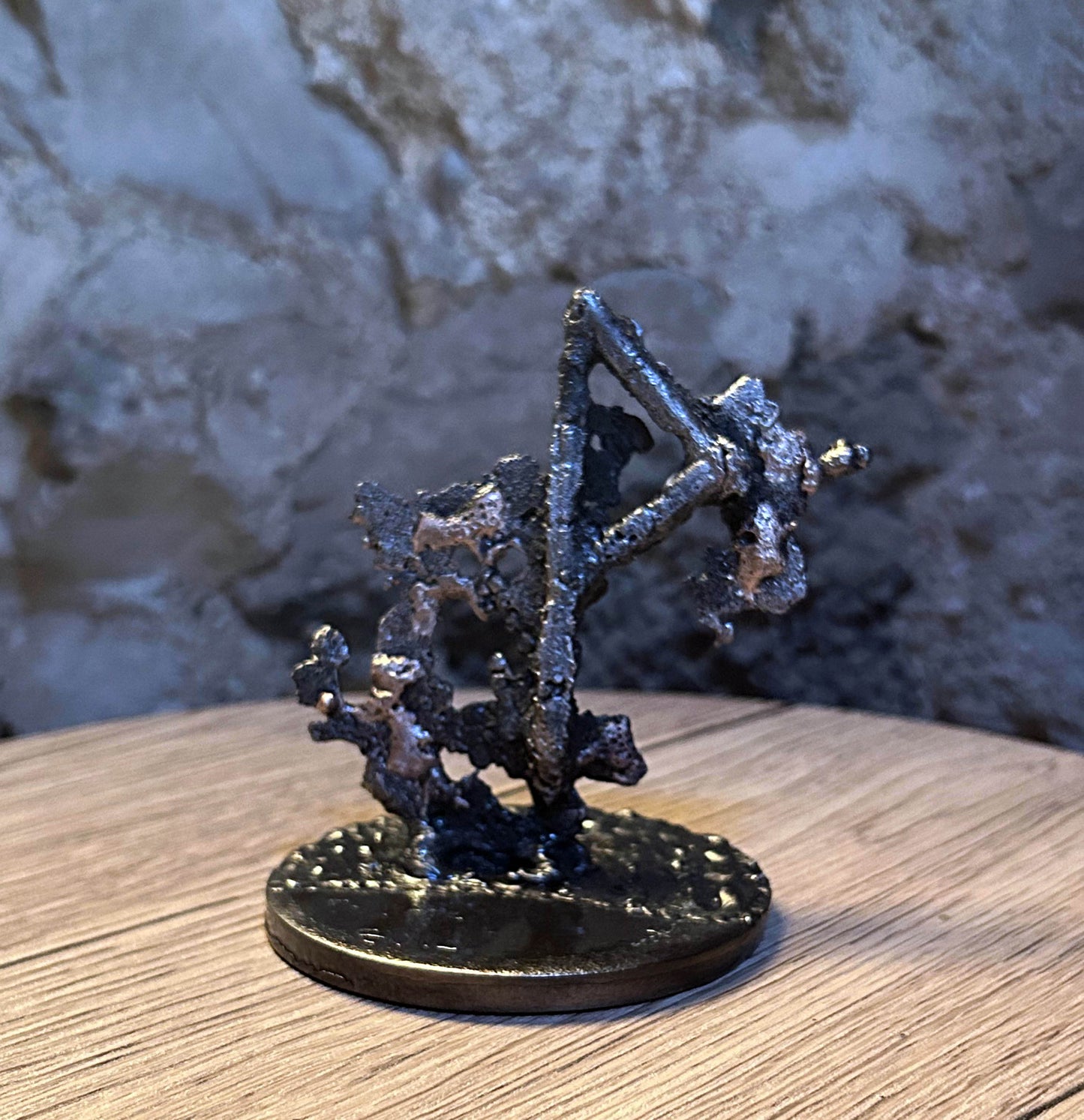 Cette sculpture de Philippe Buil, réalisée en dentelle de métal (acier et bronze), représente le symbole de la rune Wunjo. Dans l'alphabet runique, Wunjo est le symbole de la joie, du bonheur, de l'harmonie et de la perfection.