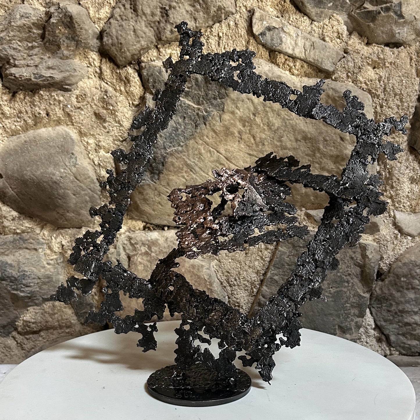 Sculpture Le Diamant du Seuil en dentelle de métal, carrés imbriqués en acier et bronze