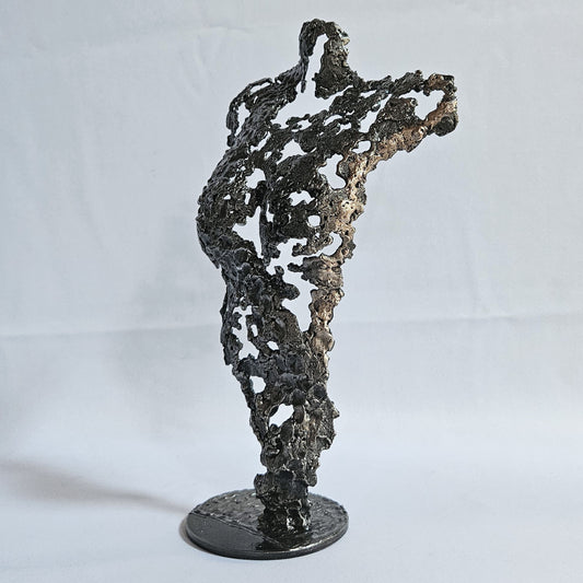 Sculpture femme contemporaine ajourée en métal