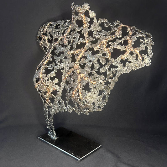 Buste féminin à taille réelle en dentelle de métal, sculpture en acier et bronze de Philippe Buil, forme ajourée organique, série Belisama.