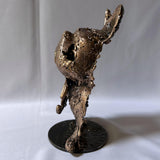Sculpture de Philippe Buil représentant la face avant d'un chien fusionnée avec le célèbre logo Coco Chanel, réalisée en dentelle de métal acier et bronze