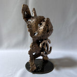 Sculpture de Philippe Buil représentant la face avant d'un chien fusionnée avec le célèbre logo Coco Chanel, réalisée en dentelle de métal acier et bronze