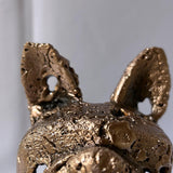Sculpture de Philippe Buil représentant la face avant d'un chien fusionnée avec le célèbre logo Coco Chanel, réalisée en dentelle de métal acier et bronze