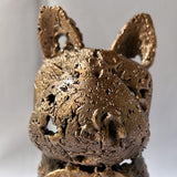 Sculpture de Philippe Buil représentant la face avant d'un chien fusionnée avec le célèbre logo Coco Chanel, réalisée en dentelle de métal acier et bronze