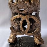 Sculpture de Philippe Buil représentant la face avant d'un chien fusionnée avec le célèbre logo Coco Chanel, réalisée en dentelle de métal acier et bronze