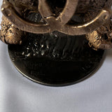 Sculpture de Philippe Buil représentant la face avant d'un chien fusionnée avec le célèbre logo Coco Chanel, réalisée en dentelle de métal acier et bronze