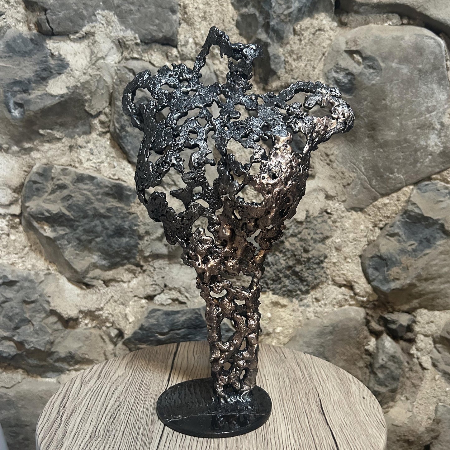 Cette sculpture de Philippe Buil représente un buste féminin, sublimé par une dentelle métallique ajourée, alliance de bronze et d'acier.