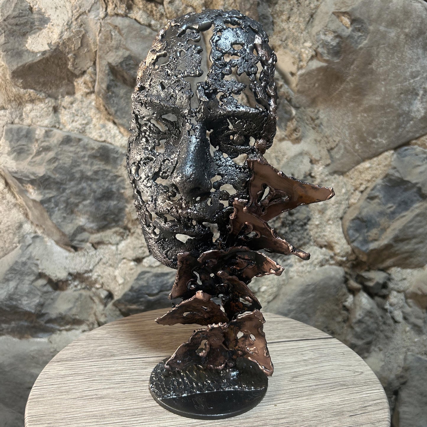 Une larme 45-25 - Sculpture visage dentelle métal acier et bronze