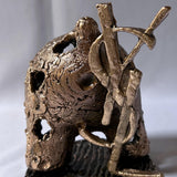 Sculpture de Philippe Buil représentant une silhouette canine stylisée orné du logo emblématique YSL en dentelle de bronze.