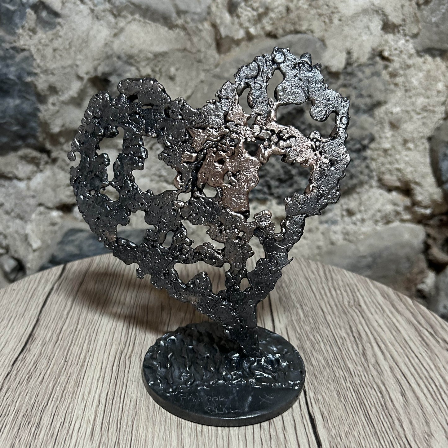 Sculpture de Philippe Buil représentant un coeur réalisée en dentelle de métal : acier et bronze