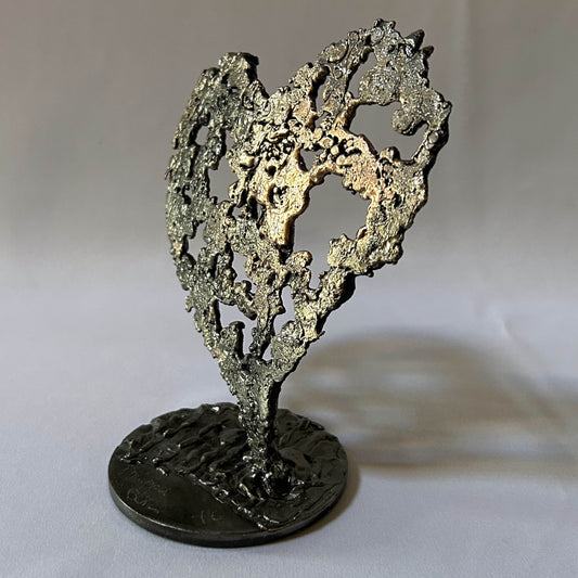 Sculpture de Philippe Buil représentant un coeur réalisée en dentelle de métal : acier et bronze