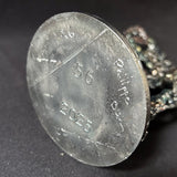 Sculpture de Philippe Buil représentant un papillon en dentelle de métal, symbole de légèreté et de transformation.