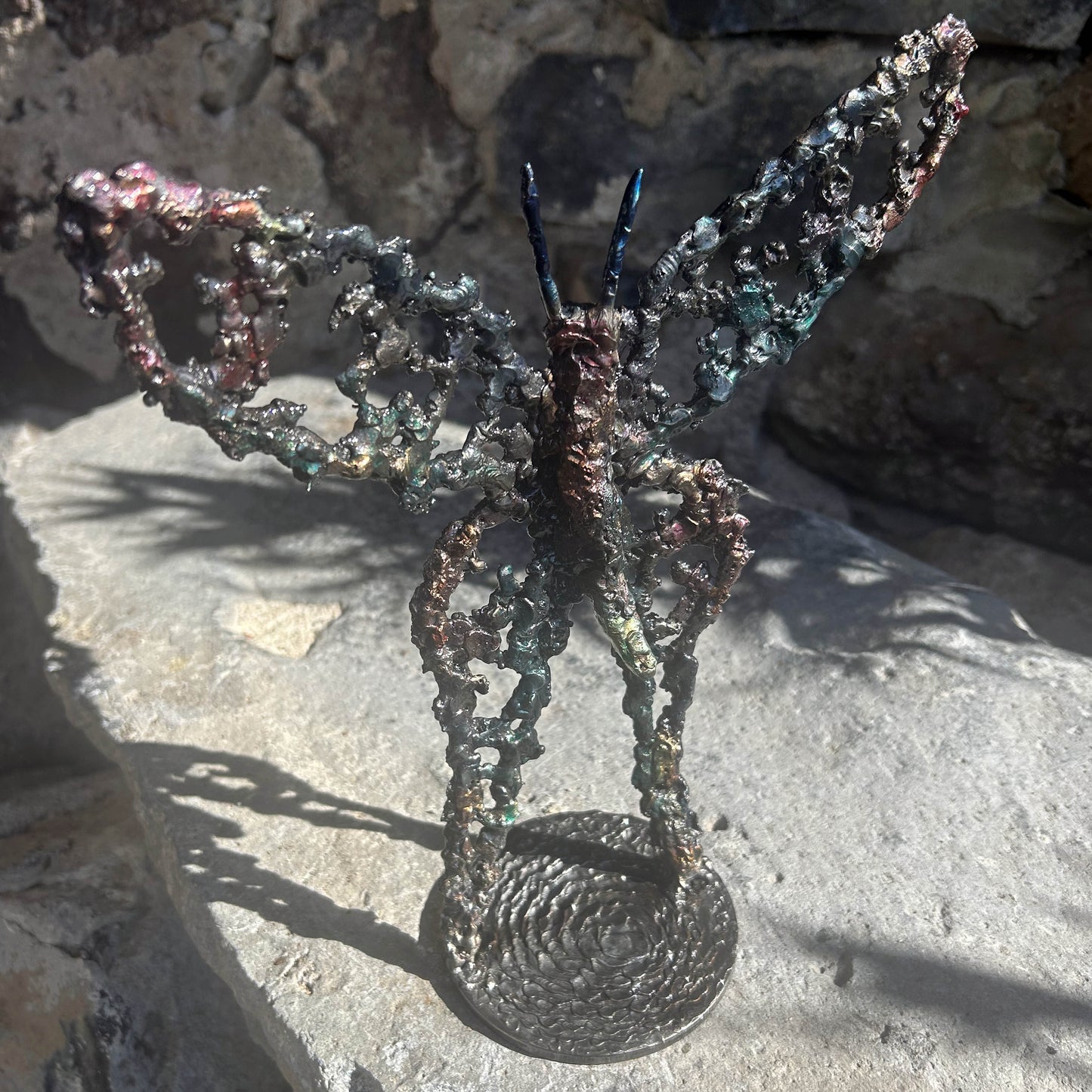 Sculpture de Philippe Buil représentant un papillon en dentelle de métal, symbole de légèreté et de transformation.