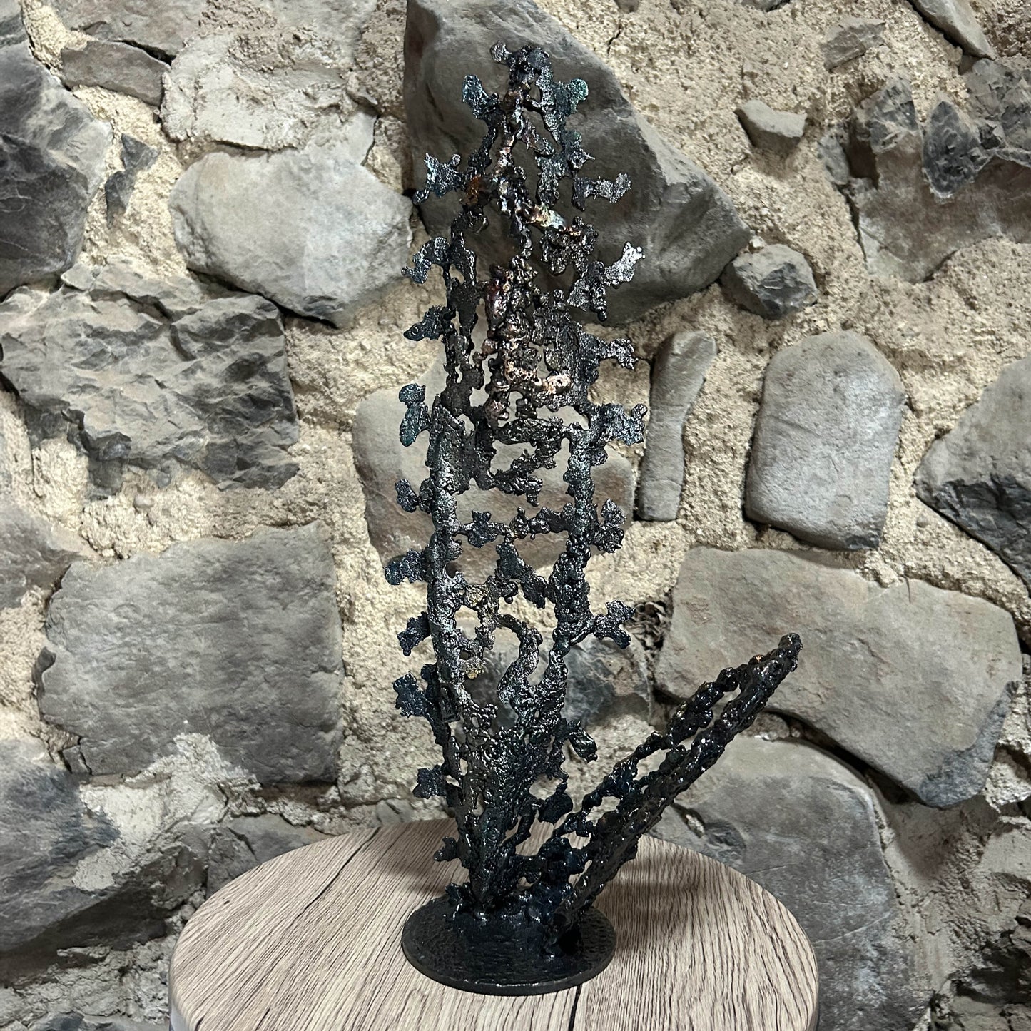 Sculpture abstraite de Philippe Buil : dentelle de métal en acier et bronze, reflets irisées et formes ajourées, œuvre unique contemporaine.