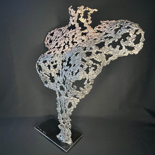 Sculpture contemporaine Belisama Andalouse sacrée par Philippe Buil, buste de femme en dentelle de métal bronze et acier sur socle noir. Vue de profil