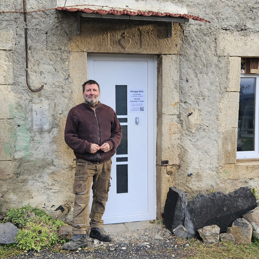 Philippe Buil Sculpteur devant son atelier