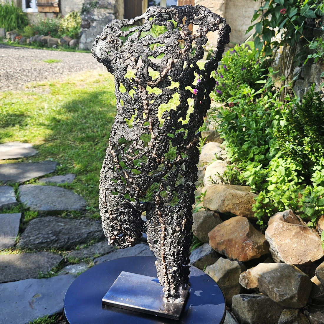 Sculpture contemporaine ajourée en métal laissant traverser la lumière