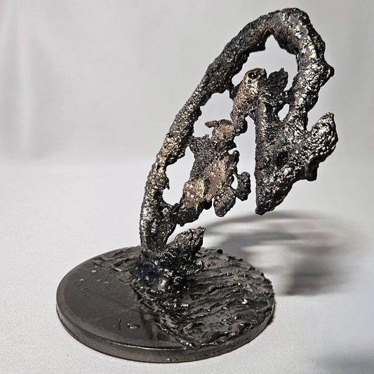 Sculpture de Philippe Buil représentant le signe astrologique du Scorpion en dentelle de métal. Symbole de la passion et la transformation du signe du Scorpion.