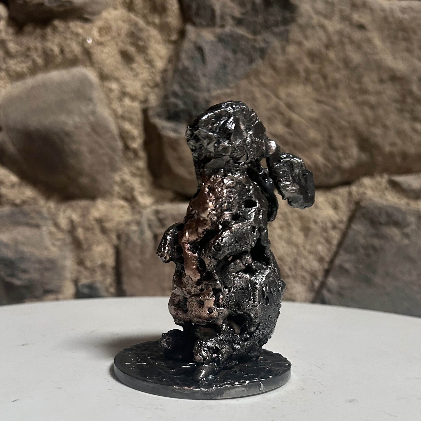 Sculpture Lapin de brume en dentelle de métal, acier et bronze, œuvre de Philippe Buil