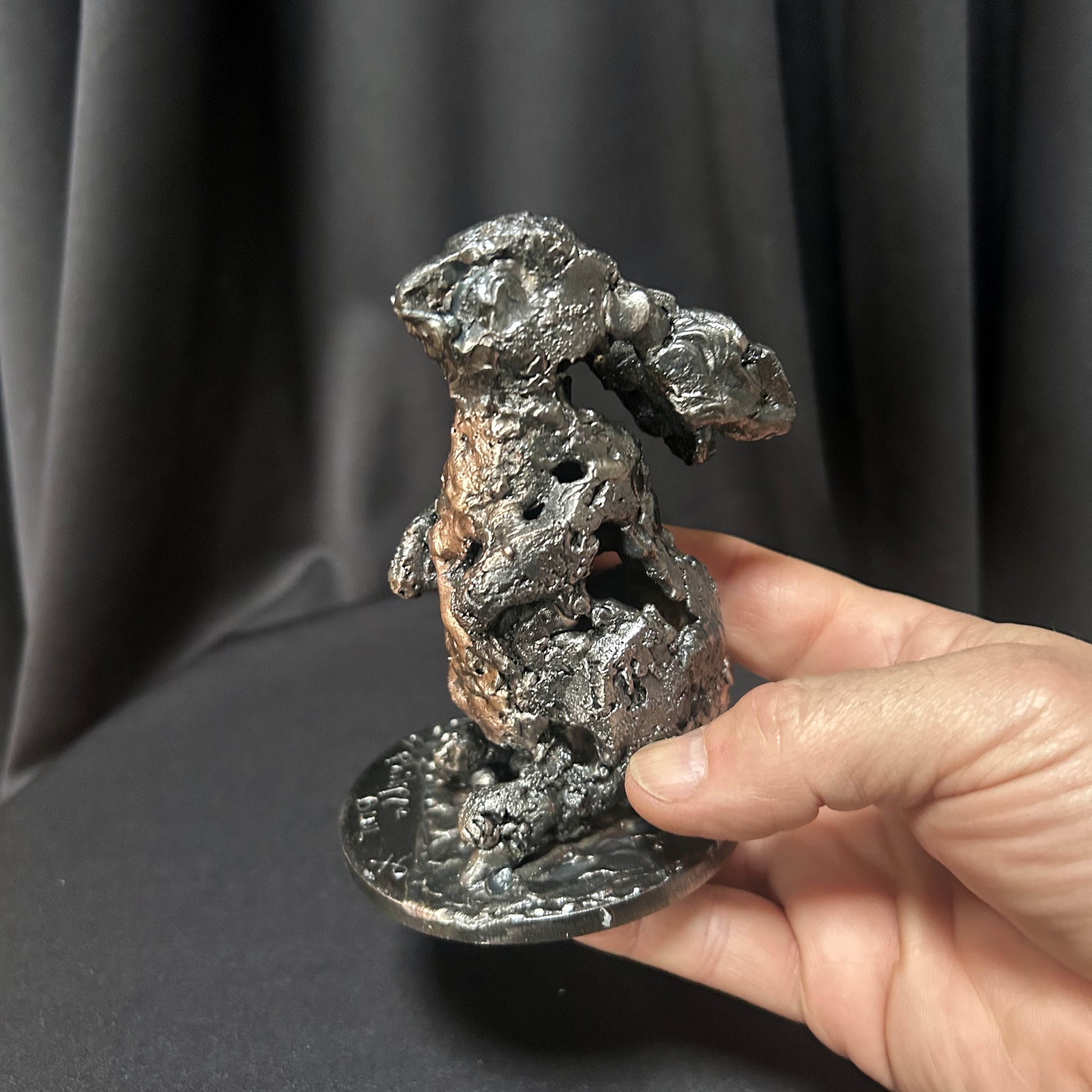 Sculpture Lapin de brume en dentelle de métal, acier et bronze, œuvre de Philippe Buil