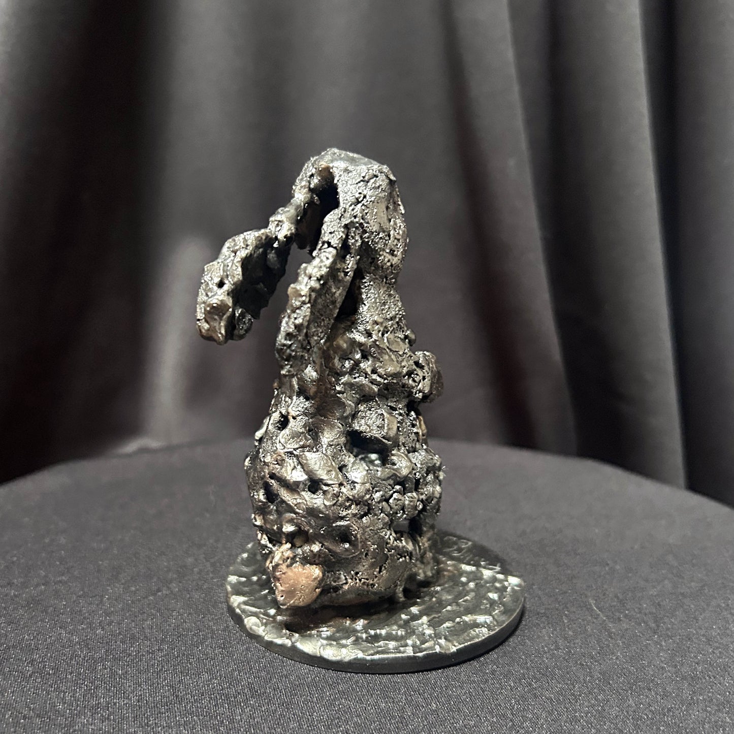 Vue de dos de la sculpture Lapin de brume en acier et bronze ajouré de Philippe Buil