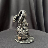 Vue de dos de la sculpture Lapin de brume en acier et bronze ajouré de Philippe Buil