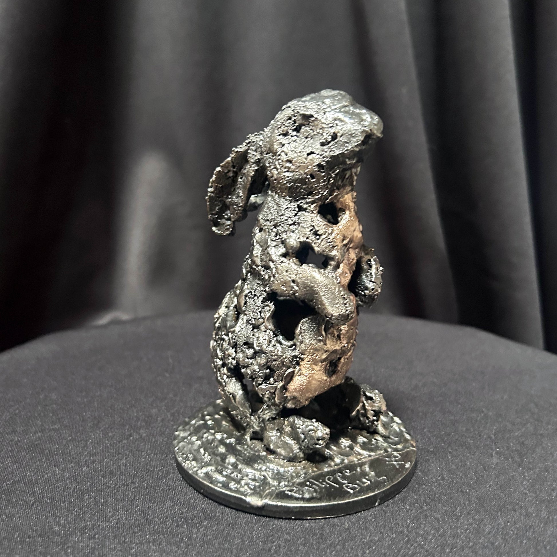 Sculpture contemporaine d'un lapin debout en dentelle de métal, mélange d'acier gris et de bronze doré, réalisée par l'artiste Philippe Buil.