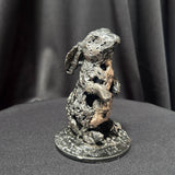 Sculpture contemporaine d'un lapin debout en dentelle de métal, mélange d'acier gris et de bronze doré, réalisée par l'artiste Philippe Buil.