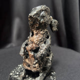 Détail de la texture et des perforations de la sculpture Lapin de brume