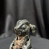 Détail de la texture et des perforations de la sculpture Lapin de brume