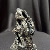 Détail de la texture et des perforations de la sculpture Lapin de brume