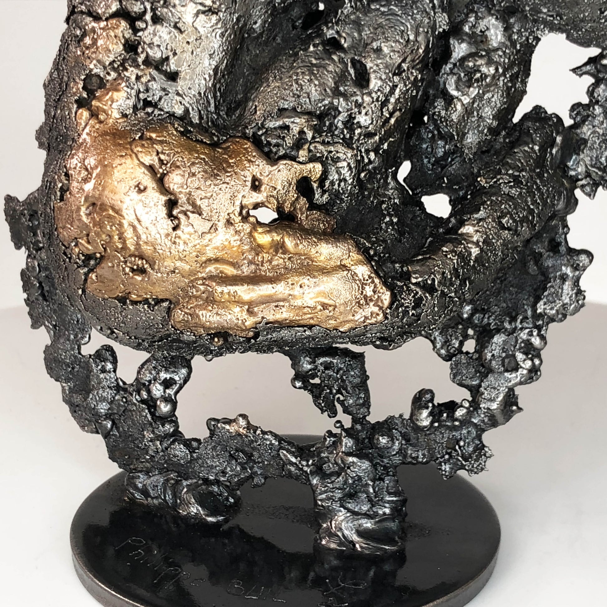 Cette sculpture unique de Philippe Buil représente un corps d’homme en méditation, réalisé en dentelle de métal mêlant acier et bronze. 