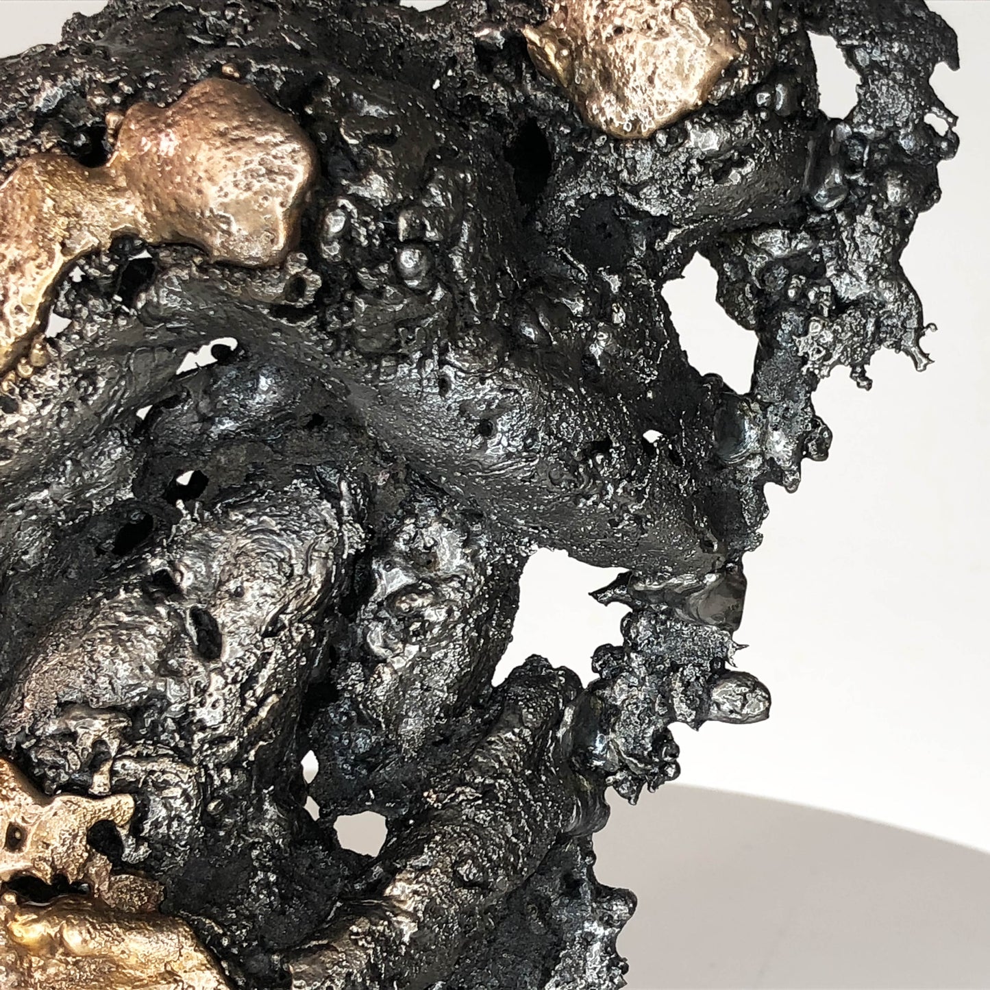 Cette sculpture unique de Philippe Buil représente un corps d’homme en méditation, réalisé en dentelle de métal mêlant acier et bronze. 