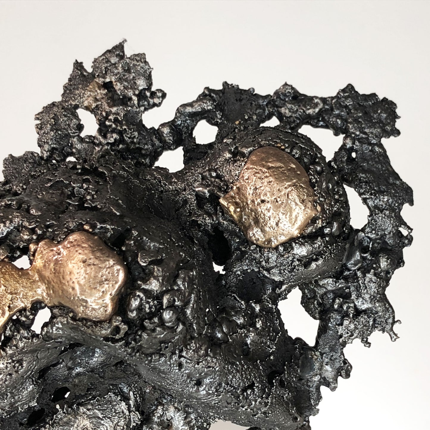 Cette sculpture unique de Philippe Buil représente un corps d’homme en méditation, réalisé en dentelle de métal mêlant acier et bronze. 