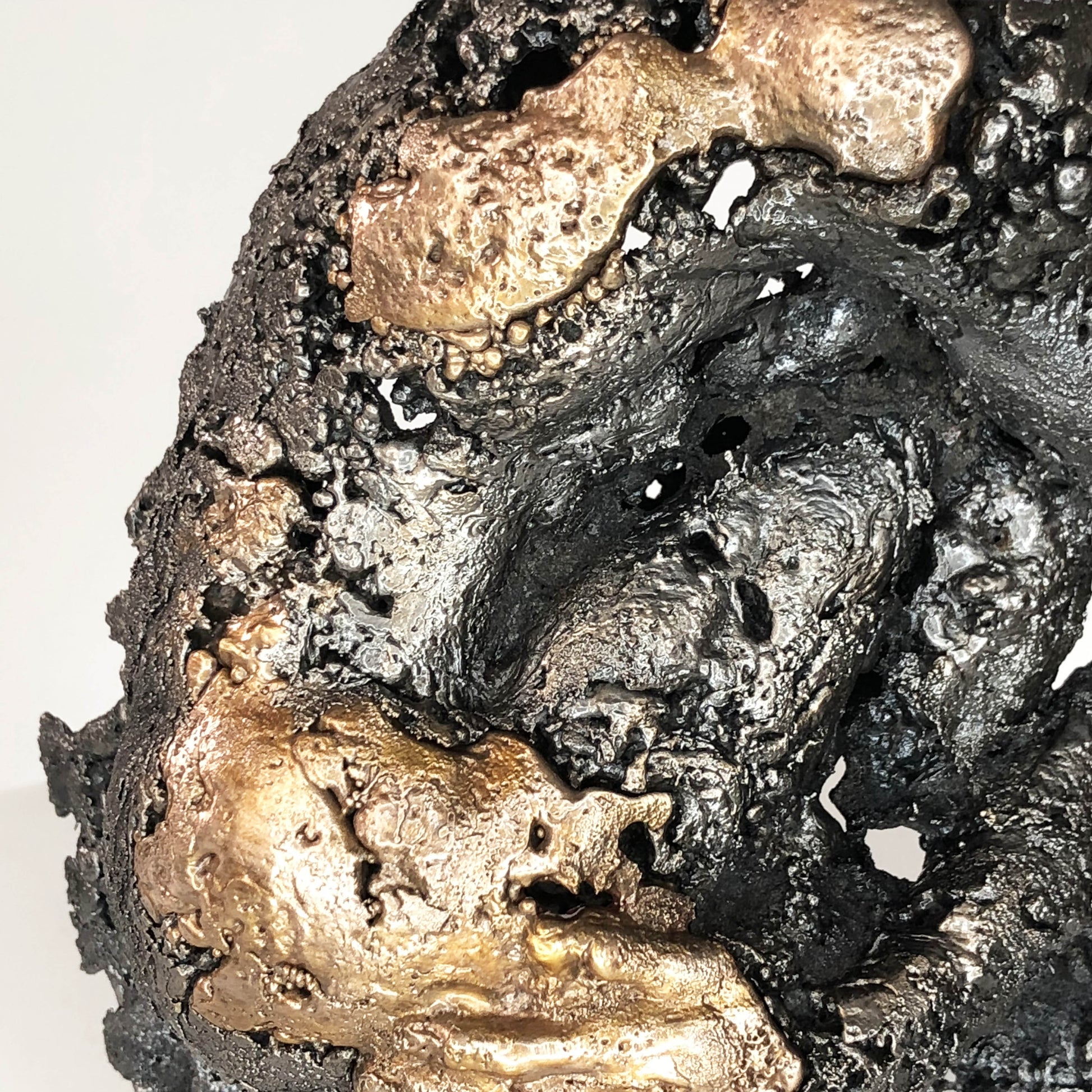 Cette sculpture unique de Philippe Buil représente un corps d’homme en méditation, réalisé en dentelle de métal mêlant acier et bronze. 