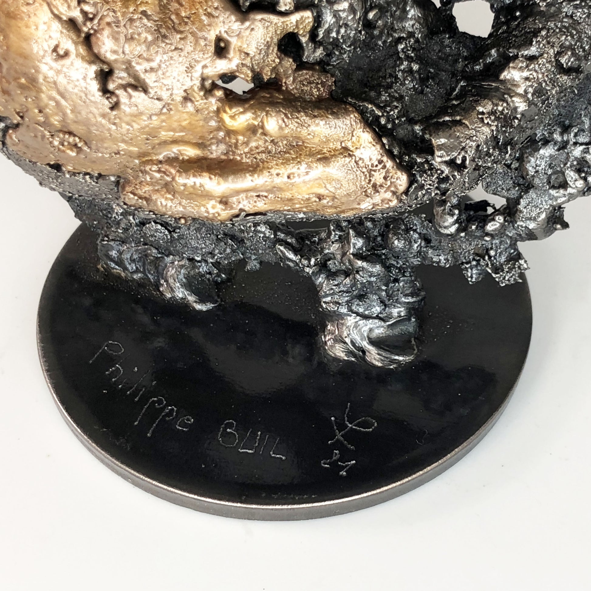 Cette sculpture unique de Philippe Buil représente un corps d’homme en méditation, réalisé en dentelle de métal mêlant acier et bronze. 