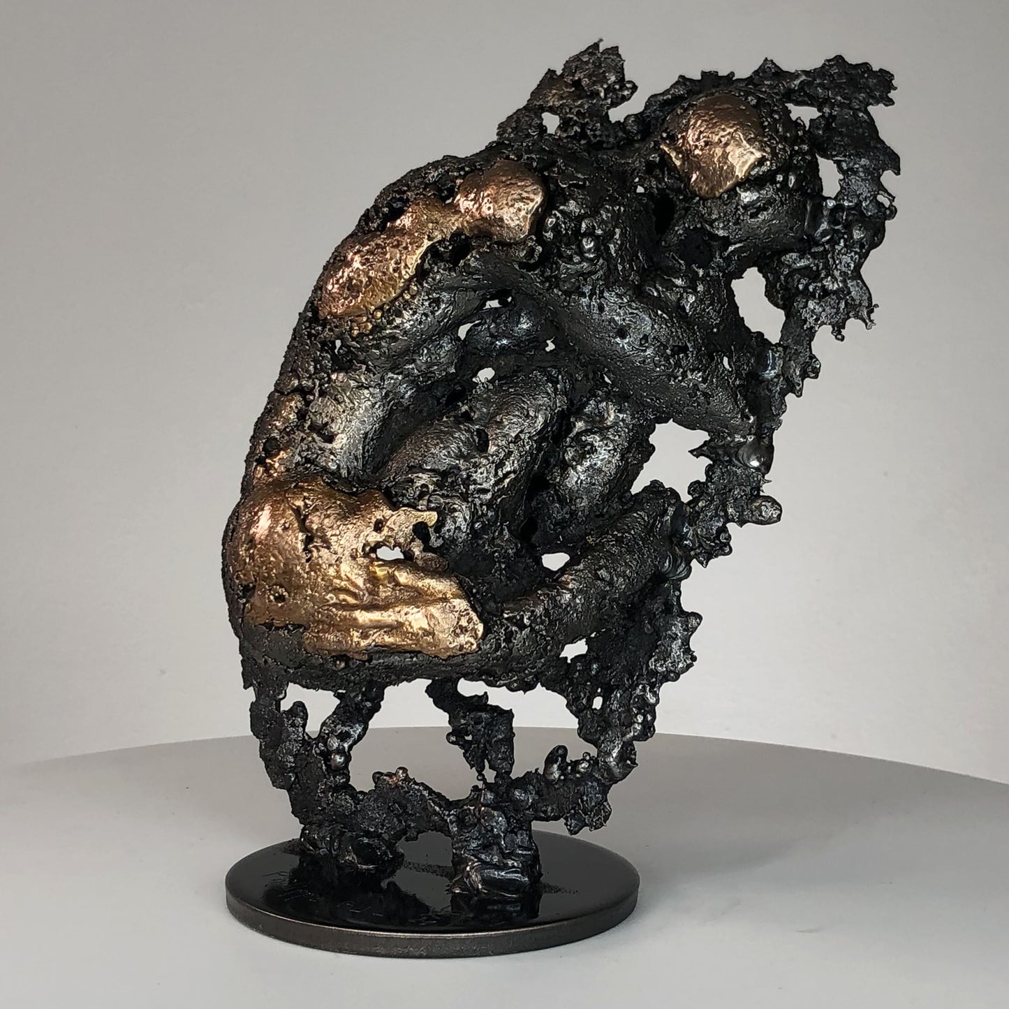 Cette sculpture unique de Philippe Buil représente un corps d’homme en méditation, réalisé en dentelle de métal mêlant acier et bronze. 