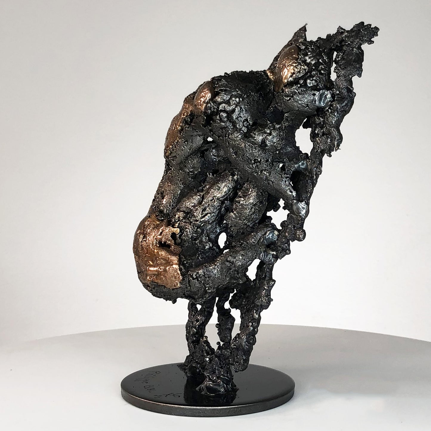 Cette sculpture unique de Philippe Buil représente un corps d’homme en méditation, réalisé en dentelle de métal mêlant acier et bronze. 