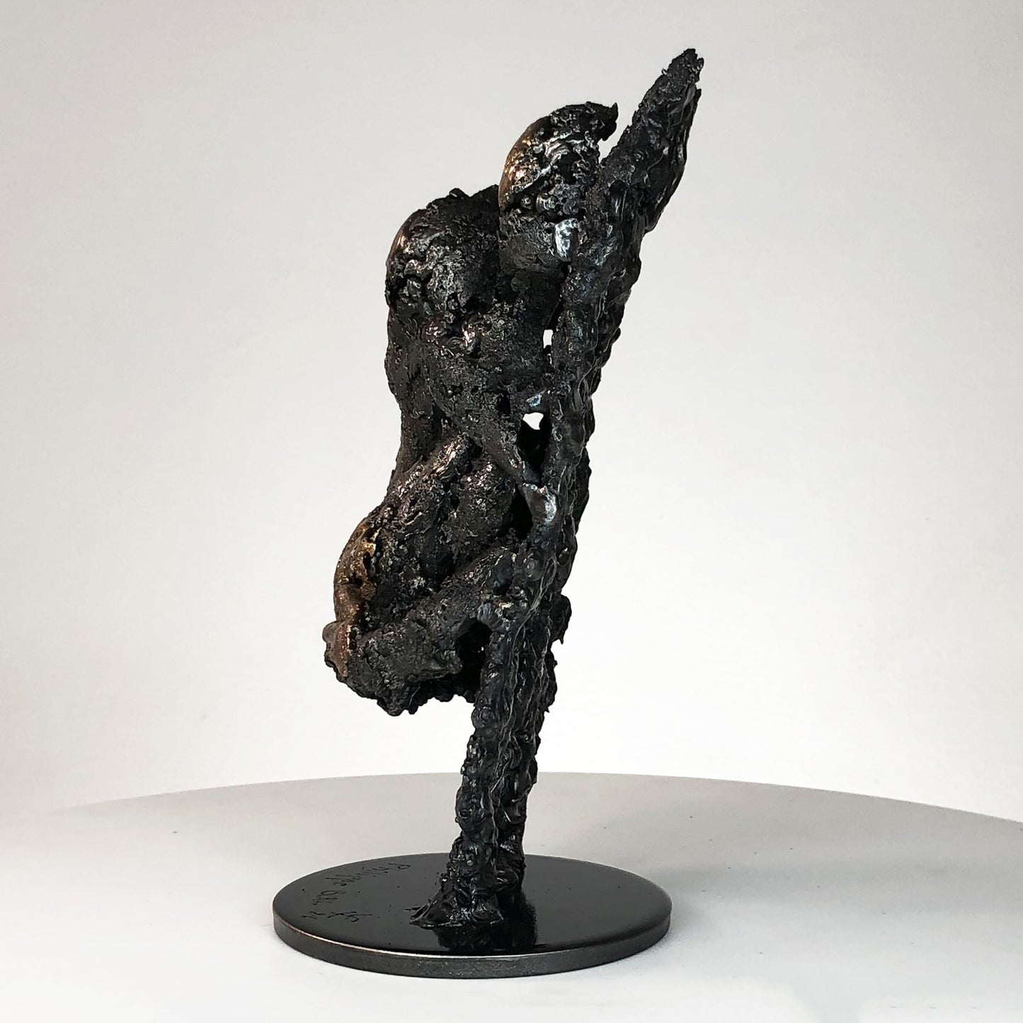 Cette sculpture unique de Philippe Buil représente un corps d’homme en méditation, réalisé en dentelle de métal mêlant acier et bronze. 