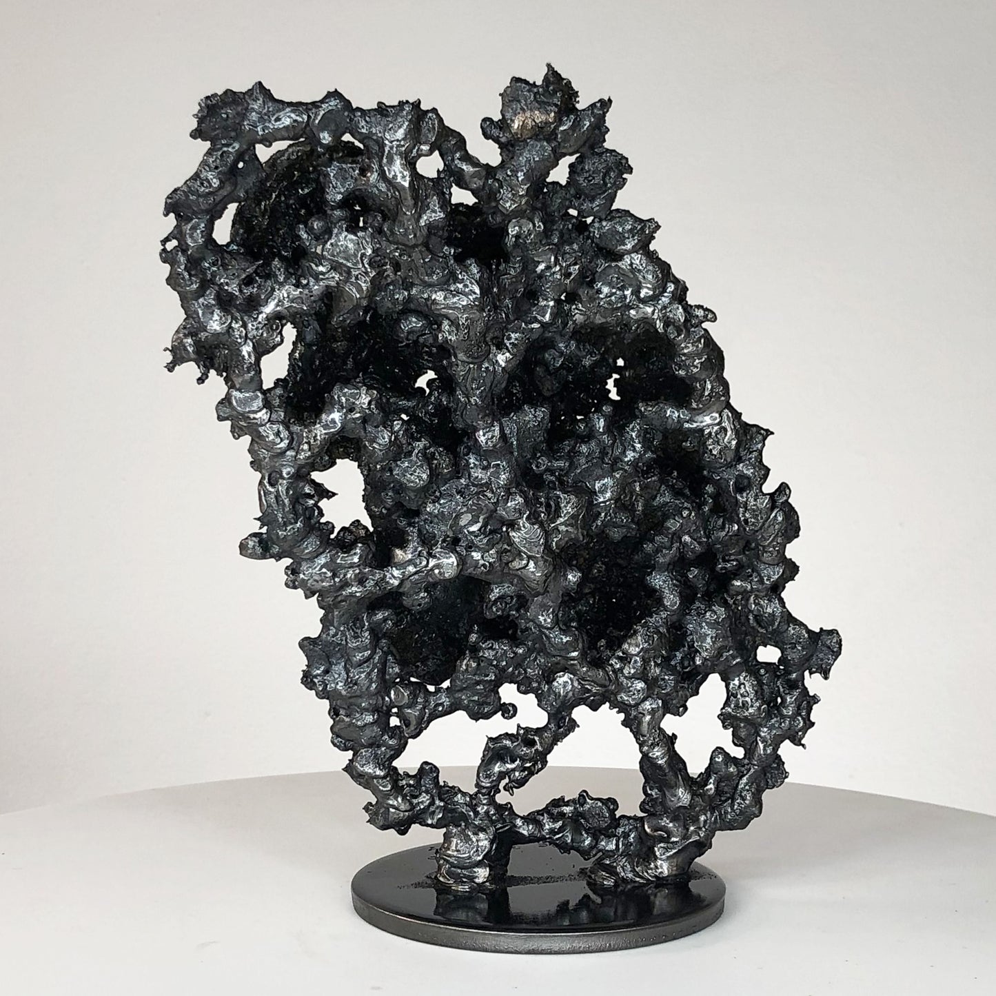 Cette sculpture unique de Philippe Buil représente un corps d’homme en méditation, réalisé en dentelle de métal mêlant acier et bronze. 