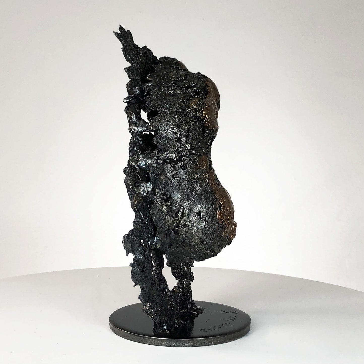 Cette sculpture unique de Philippe Buil représente un corps d’homme en méditation, réalisé en dentelle de métal mêlant acier et bronze. 